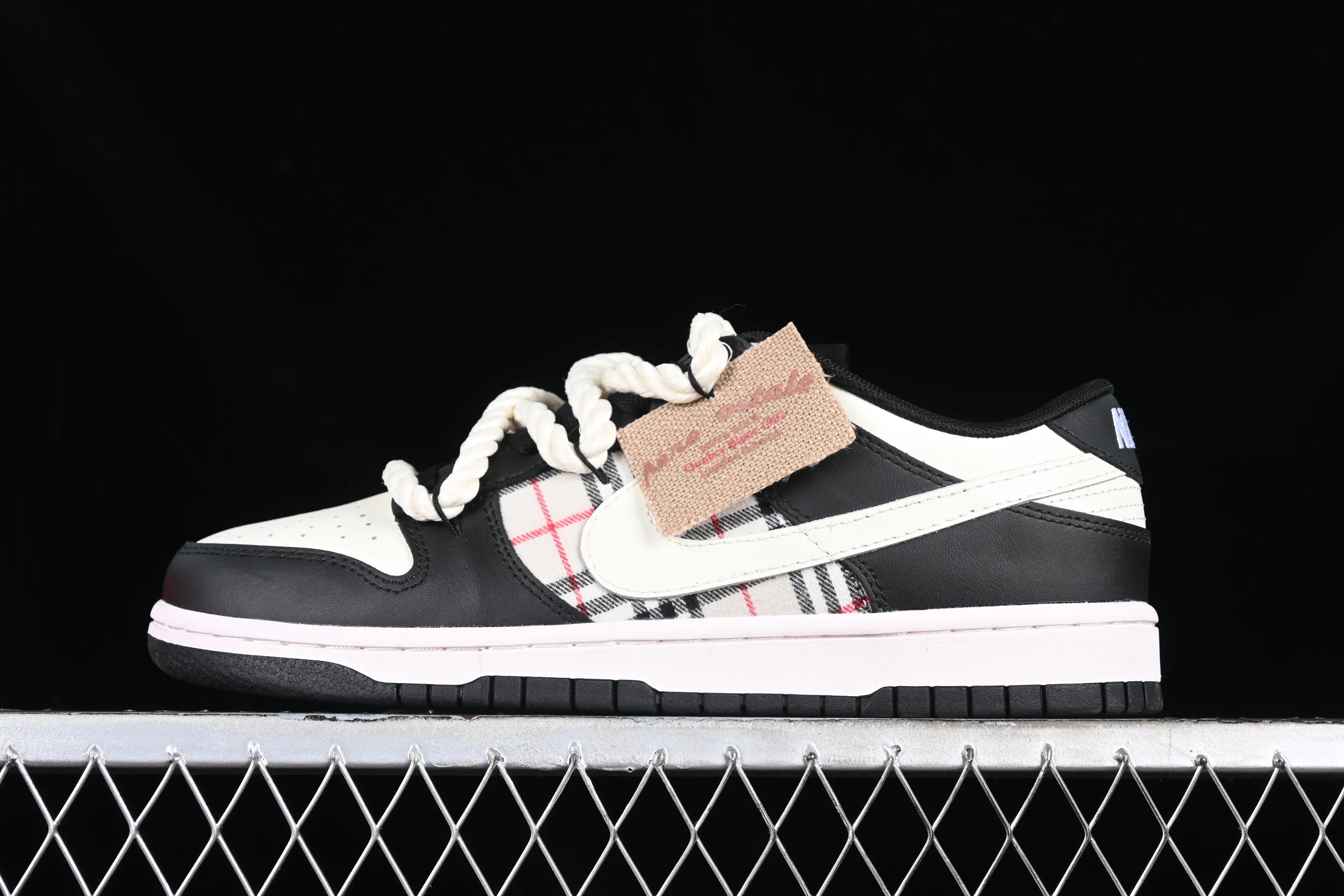 All Categories Nk SB Dunk Series Nk SB Dunk Low Low-top sneakers Nk Dunk Low Fire Heart Scottish distressed oxidation Deconstructed straps SB retro low-top casual sneakers DD1391-100